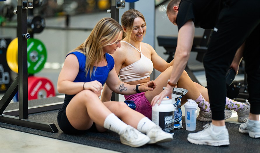 To kvinder er ved at blive fotograferet sammen med forskellige kosttilskud.